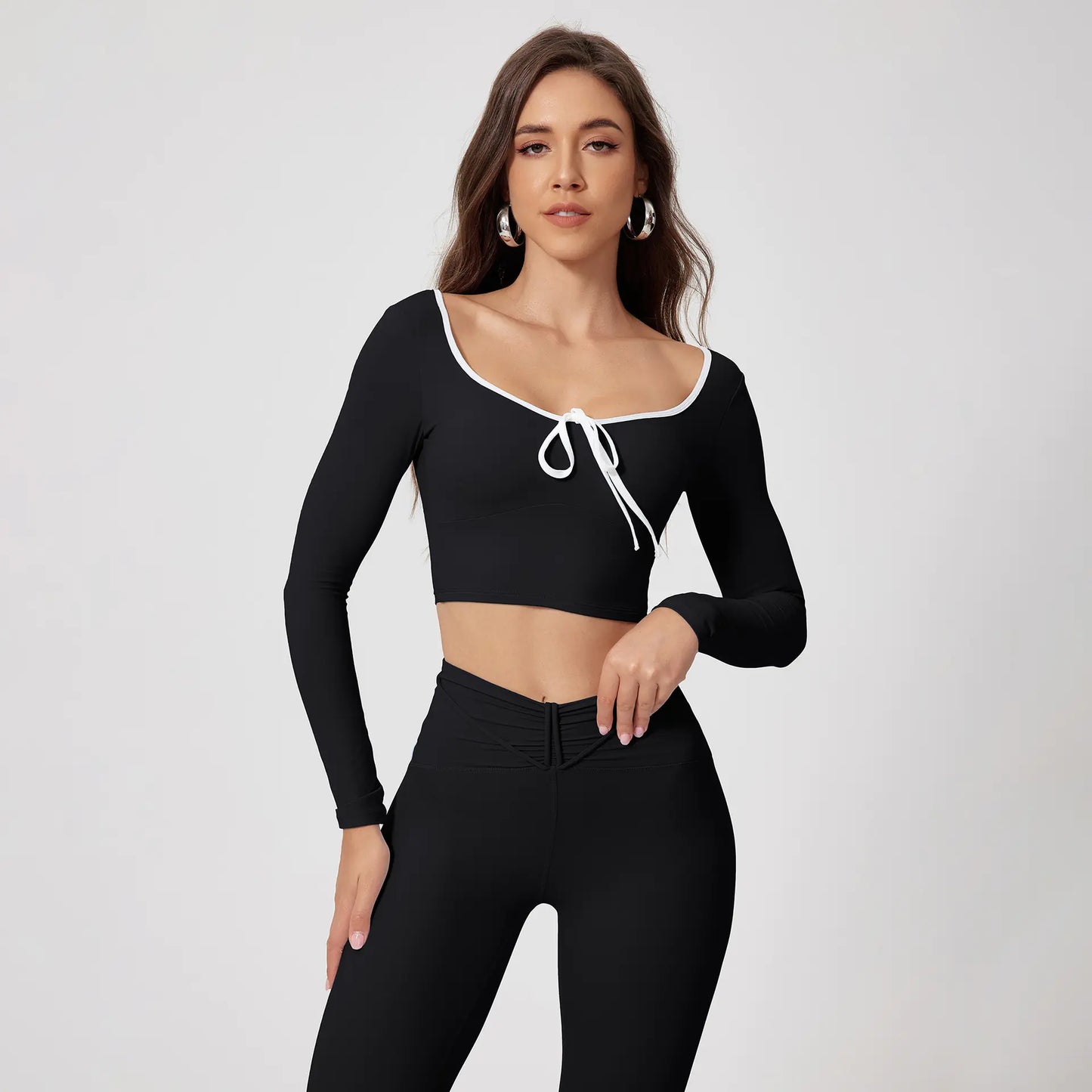 High-waisted, quick-drying yoga suit with long sleeves and round neck.