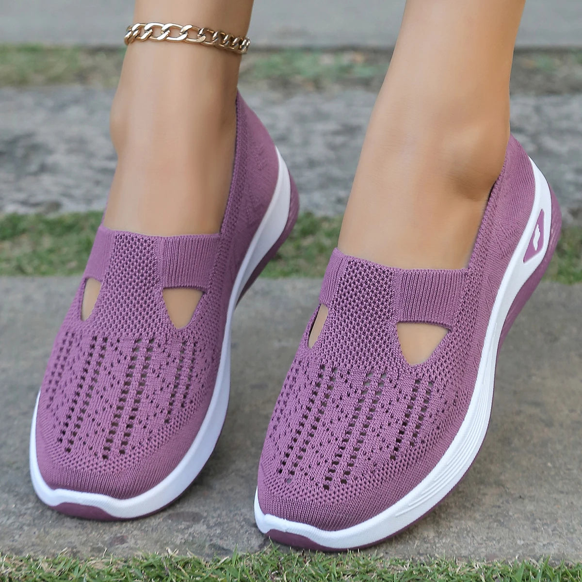 Women's breathable hollow sneakers casual and convenient walking shoes, simple, four seasons general light flat outdoor shoes.