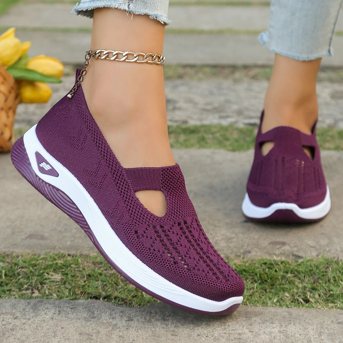 Women's breathable hollow sneakers casual and convenient walking shoes, simple, four seasons general light flat outdoor shoes.