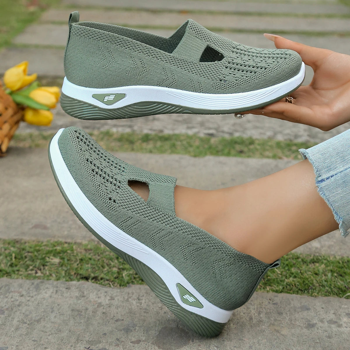 Women's breathable hollow sneakers casual and convenient walking shoes, simple, four seasons general light flat outdoor shoes.
