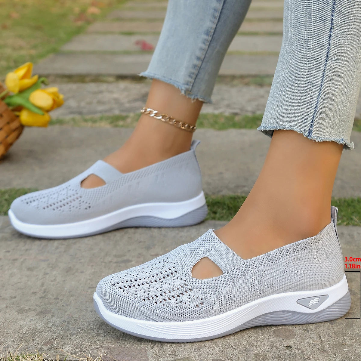Women's breathable hollow sneakers casual and convenient walking shoes, simple, four seasons general light flat outdoor shoes.