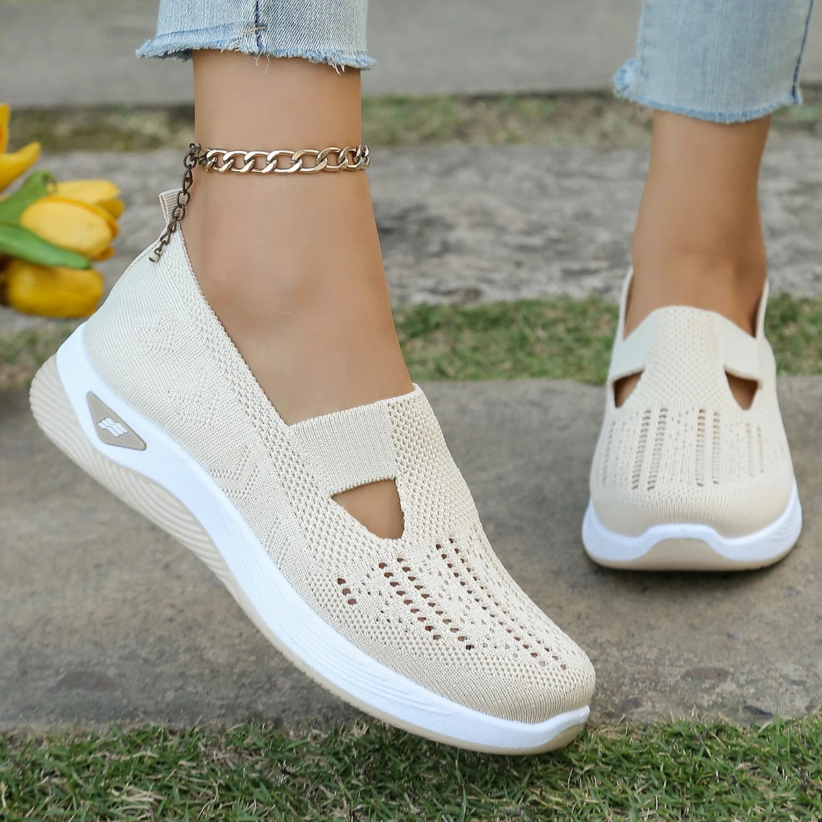 Women's breathable hollow sneakers casual and convenient walking shoes, simple, four seasons general light flat outdoor shoes.