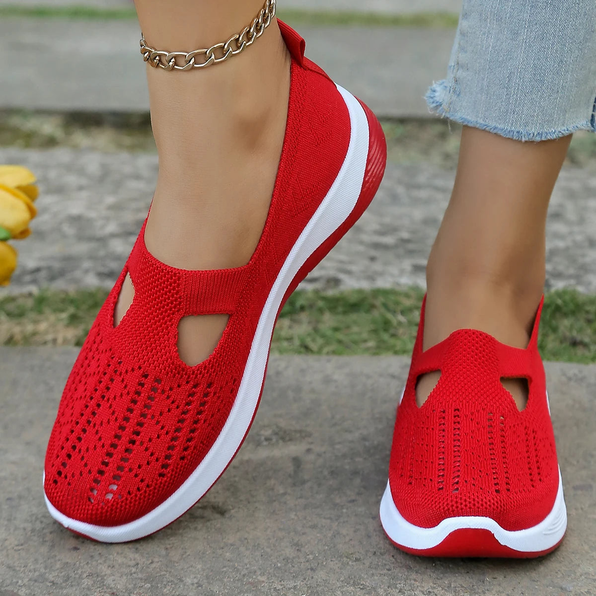 Women's breathable hollow sneakers casual and convenient walking shoes, simple, four seasons general light flat outdoor shoes.
