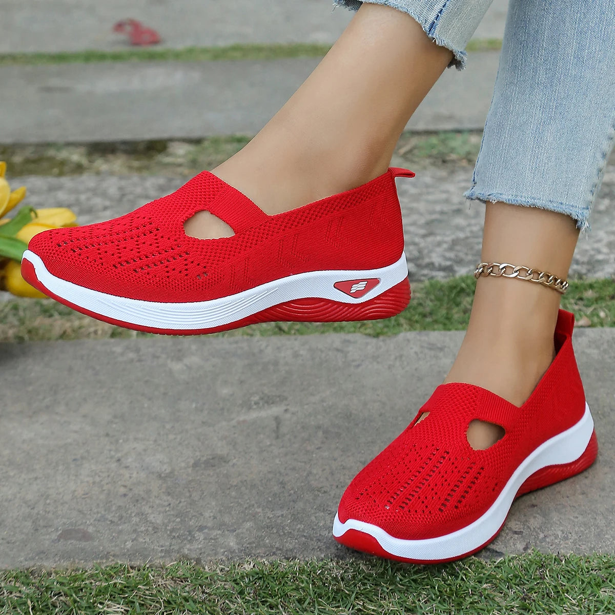 Women's breathable hollow sneakers casual and convenient walking shoes, simple, four seasons general light flat outdoor shoes.