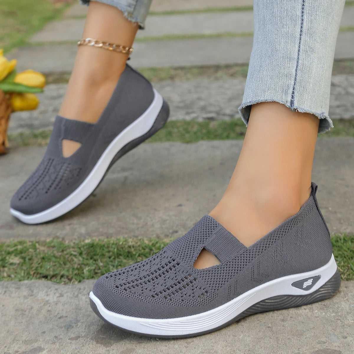 Women's breathable hollow sneakers casual and convenient walking shoes, simple, four seasons general light flat outdoor shoes.