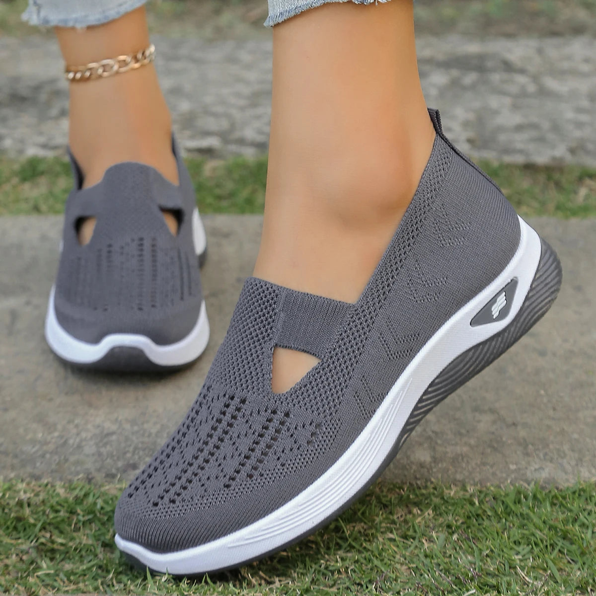 Women's breathable hollow sneakers casual and convenient walking shoes, simple, four seasons general light flat outdoor shoes.