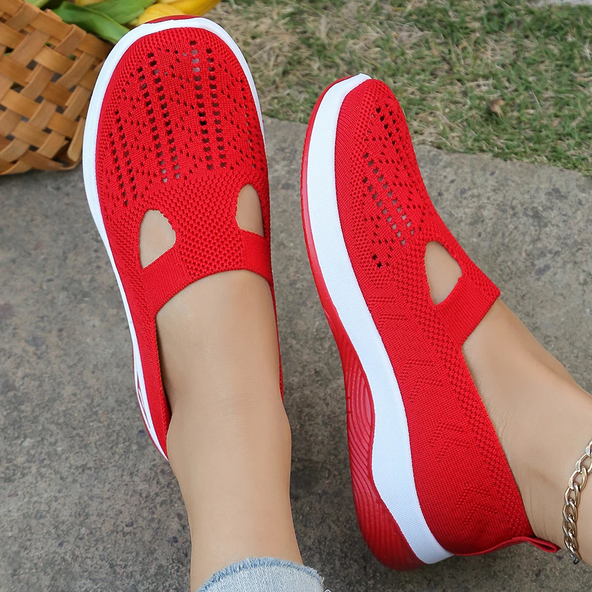 Women's breathable hollow sneakers casual and convenient walking shoes, simple, four seasons general light flat outdoor shoes.