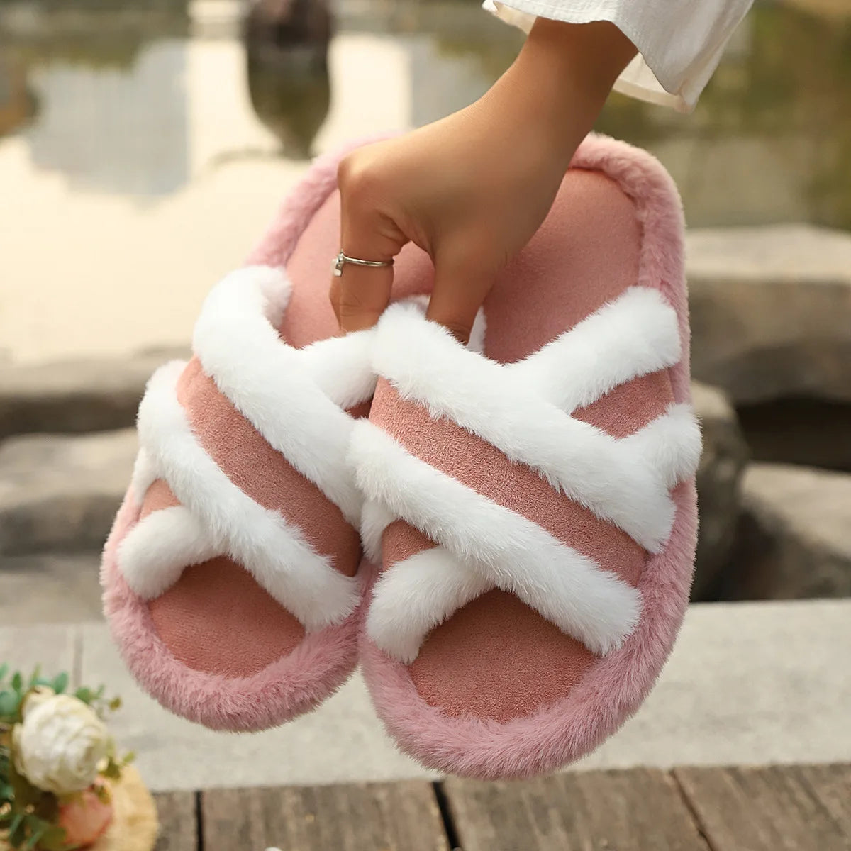 New Furry Slippers Home Women's Fluffy Slides Autumn Winter Indoor Fashion EVA Light Cross Flip Flops Soft Flat Shoes Woman