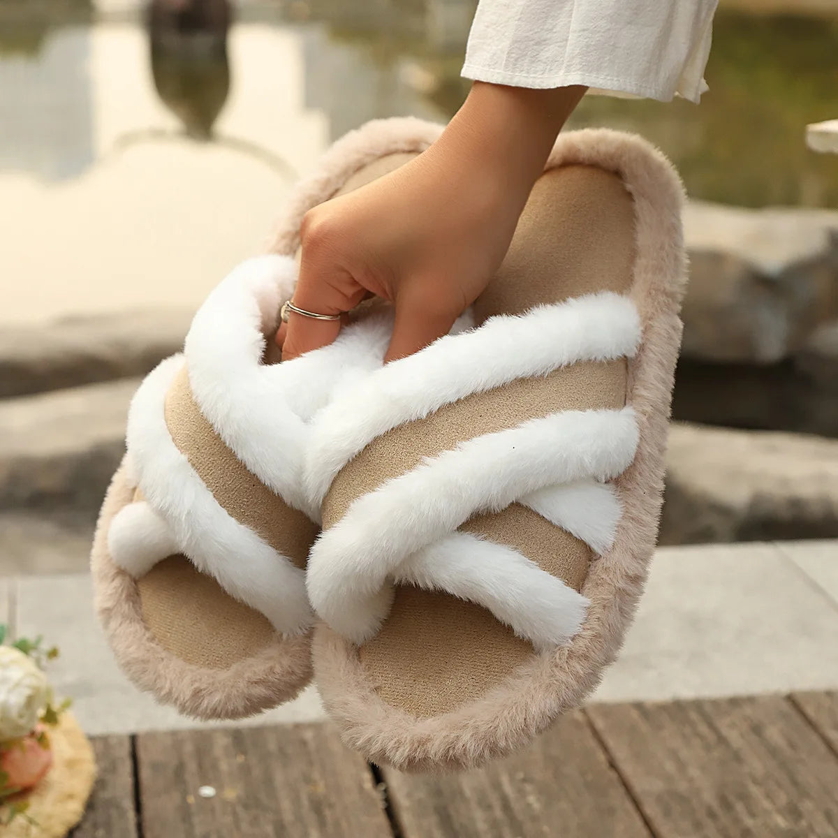 New Furry Slippers Home Women's Fluffy Slides Autumn Winter Indoor Fashion EVA Light Cross Flip Flops Soft Flat Shoes Woman
