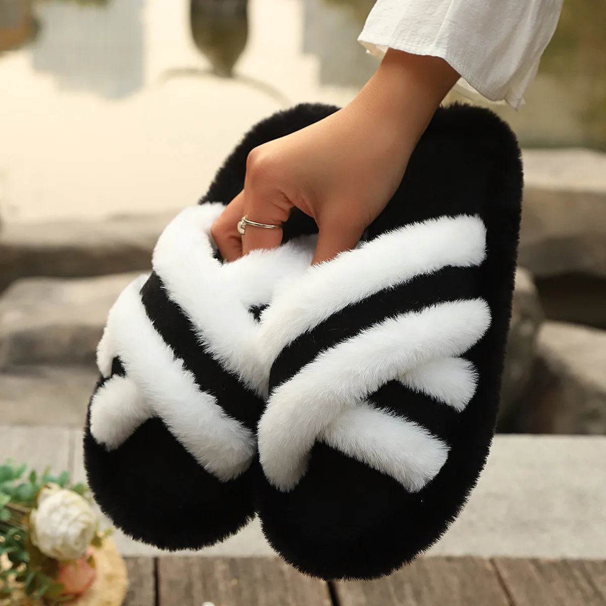 New Furry Slippers Home Women's Fluffy Slides Autumn Winter Indoor Fashion EVA Light Cross Flip Flops Soft Flat Shoes Woman