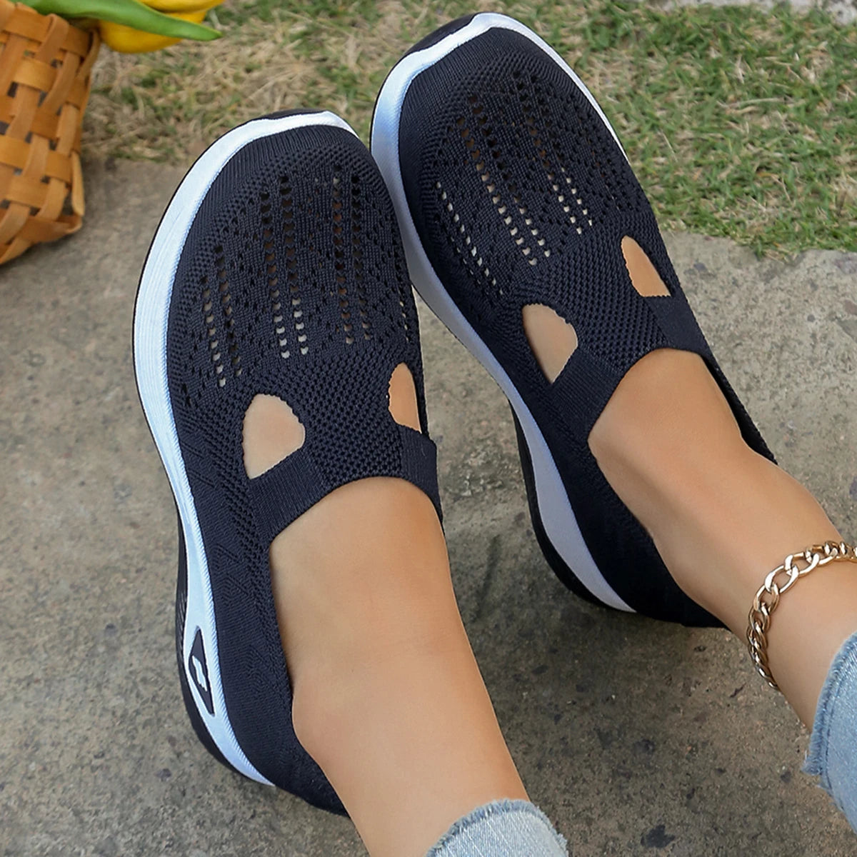 Women's breathable hollow sneakers casual and convenient walking shoes, simple, four seasons general light flat outdoor shoes.