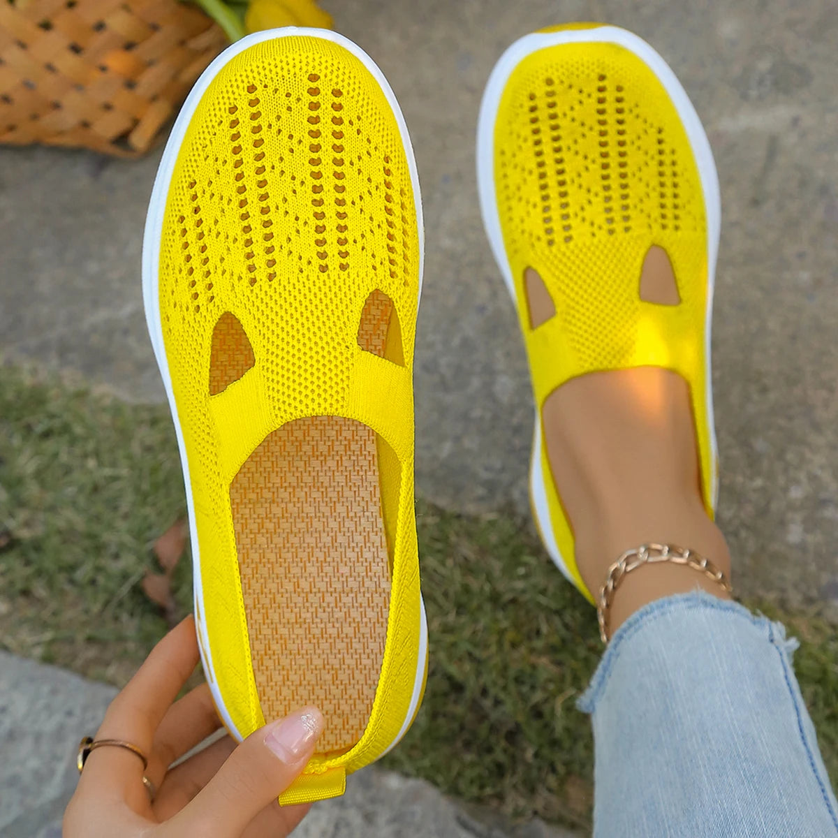 Women's breathable hollow sneakers casual and convenient walking shoes, simple, four seasons general light flat outdoor shoes.