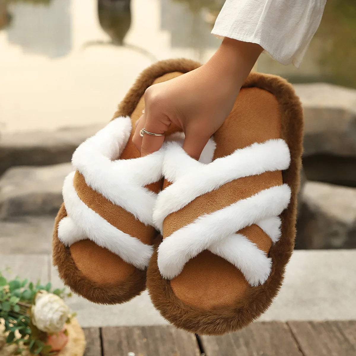 New Furry Slippers Home Women's Fluffy Slides Autumn Winter Indoor Fashion EVA Light Cross Flip Flops Soft Flat Shoes Woman