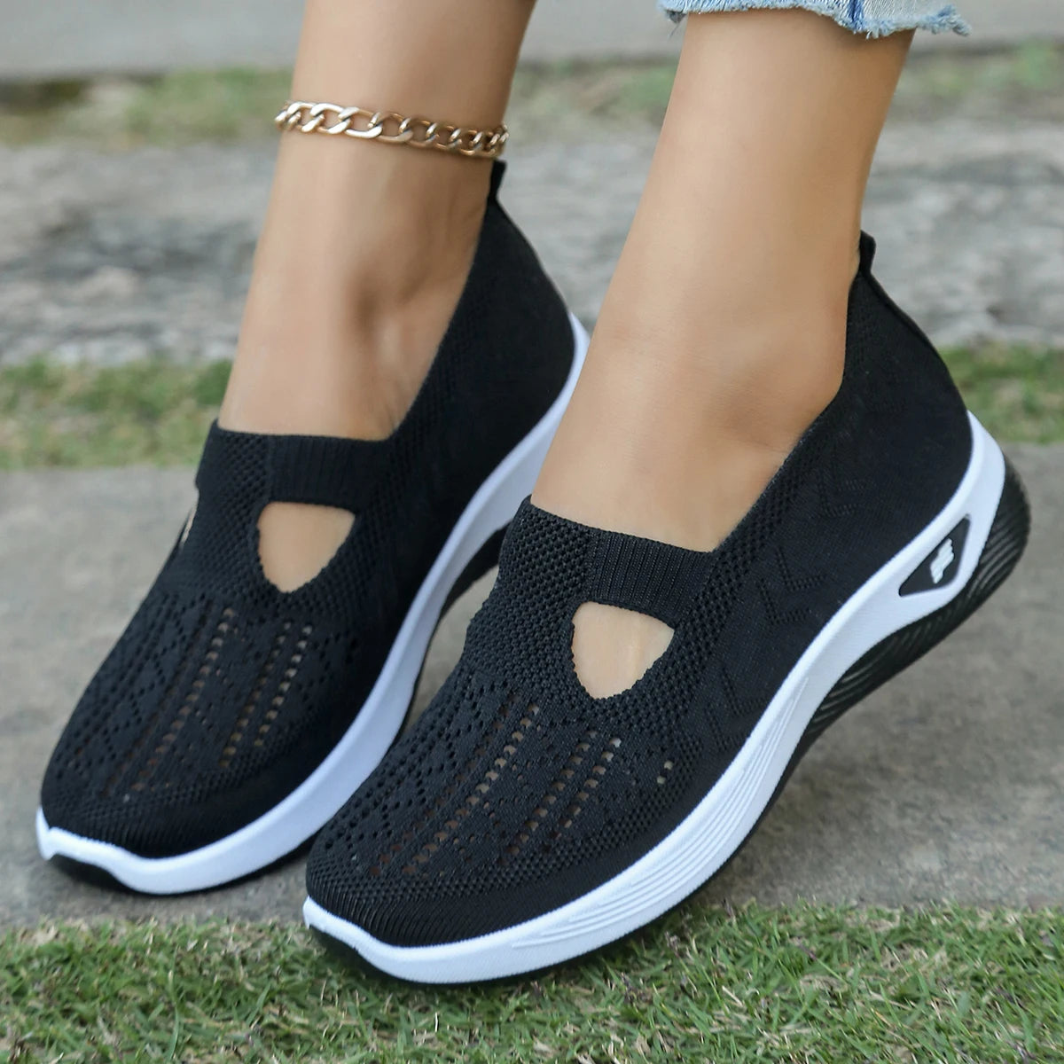 Women's breathable hollow sneakers casual and convenient walking shoes, simple, four seasons general light flat outdoor shoes.