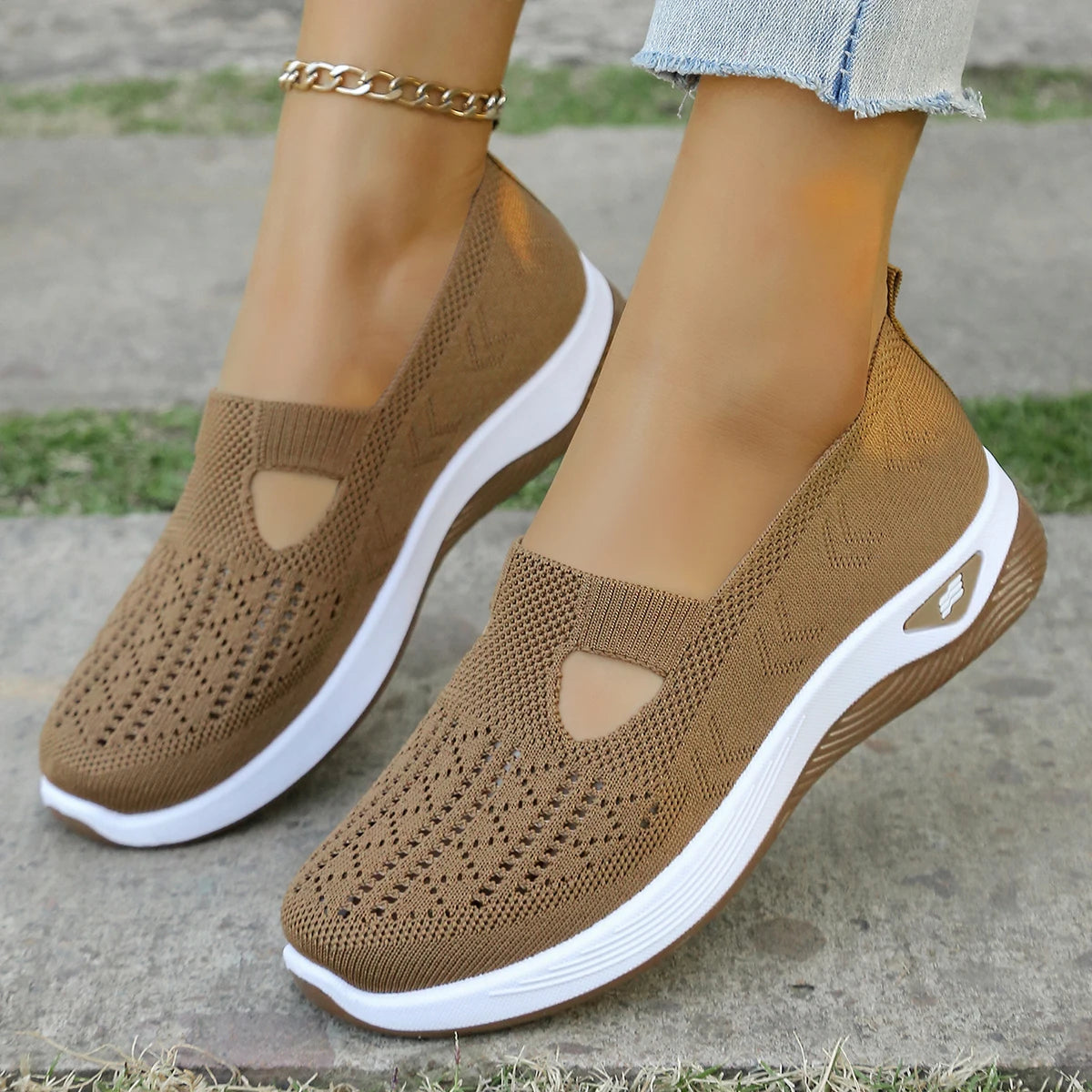 Women's breathable hollow sneakers casual and convenient walking shoes, simple, four seasons general light flat outdoor shoes.