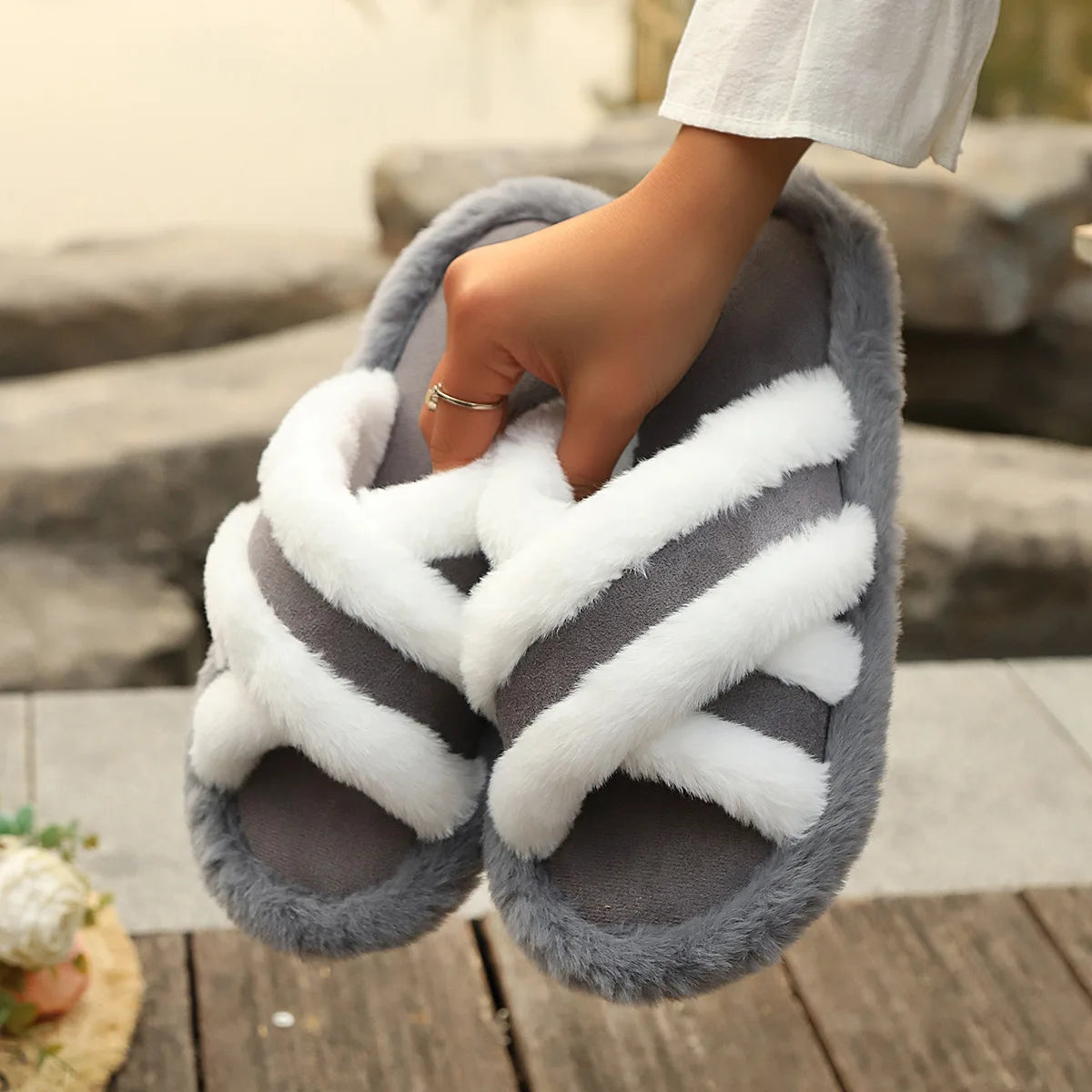 New Furry Slippers Home Women's Fluffy Slides Autumn Winter Indoor Fashion EVA Light Cross Flip Flops Soft Flat Shoes Woman