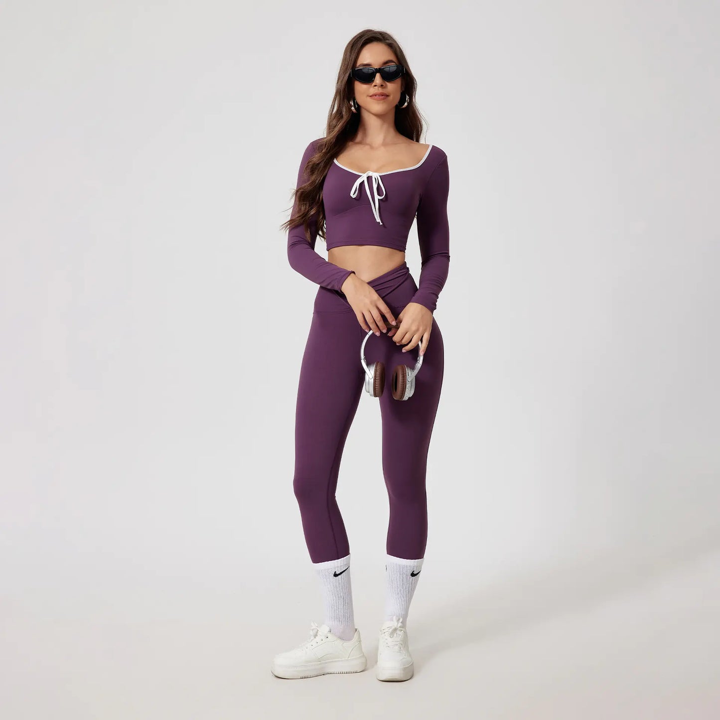High-waisted, quick-drying yoga suit with long sleeves and round neck.
