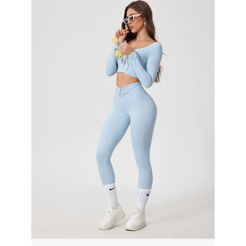 High-waisted, quick-drying yoga suit with long sleeves and round neck.